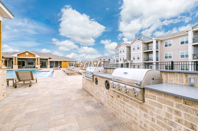 Outdoor Kitchen and Grilling Areas - The Mark at Chatham