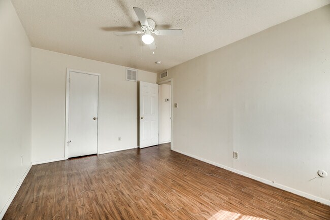 Foto del edificio - 106 E Cedar St