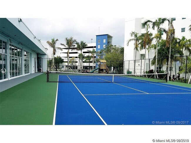 Foto del edificio - 15051 Royal Oaks Ln