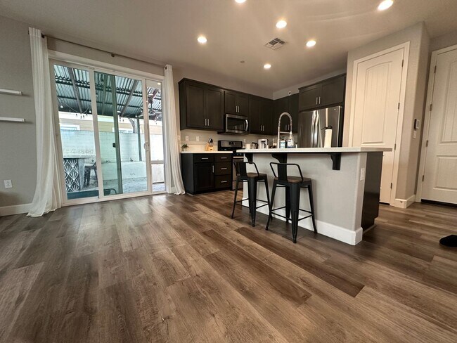 Building Photo - Beautiful 4 Bedroom in Brentwood
