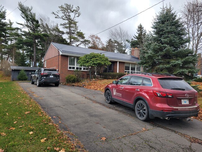 Photo du bâtiment - A great location for college staff - Across the street from NSCC in Stellarton