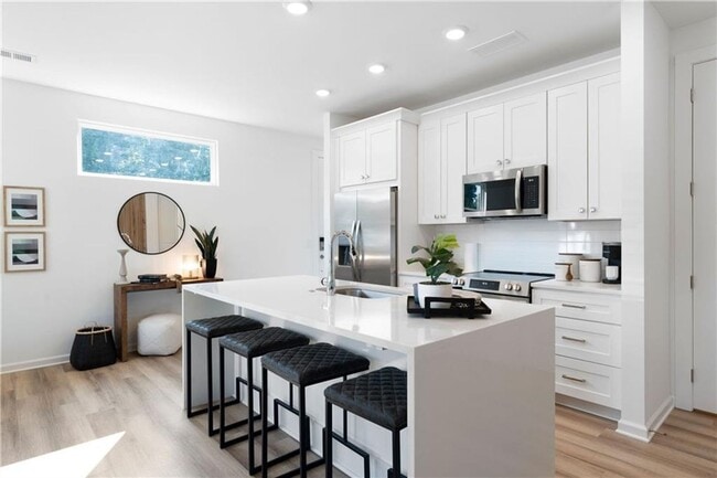 Building Photo - Brand new luxurious townhome steps away fr...