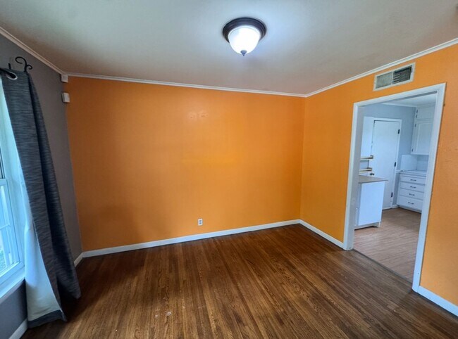 Building Photo - 3 bedroom, 1 bath home in the Hoover Neigh...