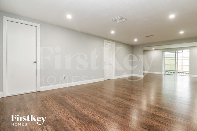 Foto del edificio - 3844 Elmwood Dr