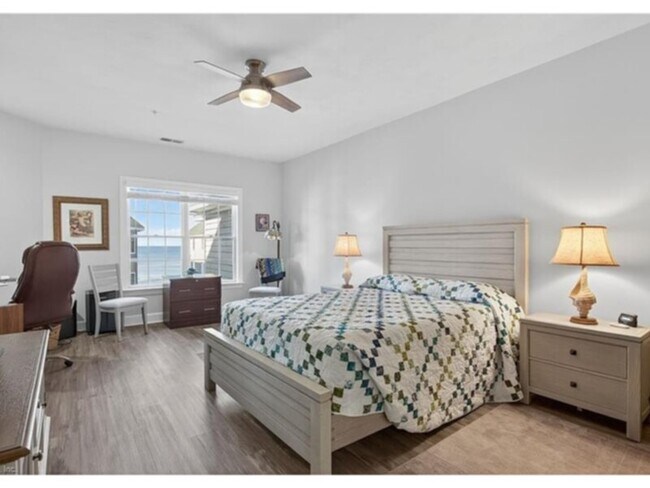 Foto del edificio - Beautifully located in a gated, well-kept, and highly sought-after bayfront community,