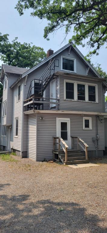 Building Photo - 812 6th Ave S