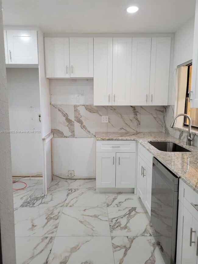 Foto del edificio - 3883 Coral Tree Cir