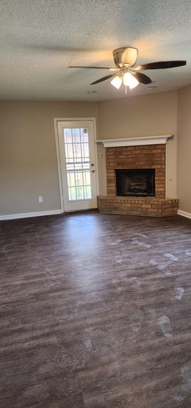 Foto del edificio - 5566 Kentwood Dr