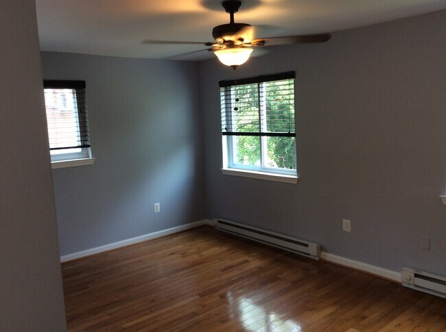 Sala de estar - 230 Varnum St NE