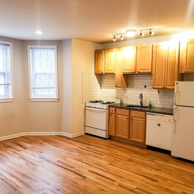 Building Photo - 1366 N Hoyne Ave