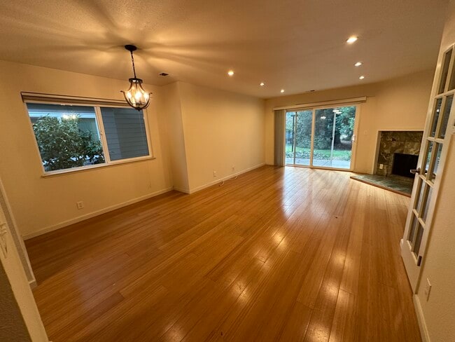 Building Photo - 137 Temescal Cir