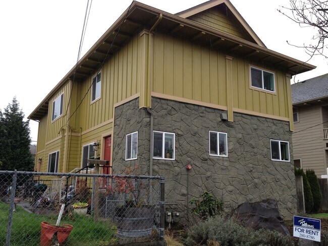 Building Photo - 4224-4224 N Commercial Ave