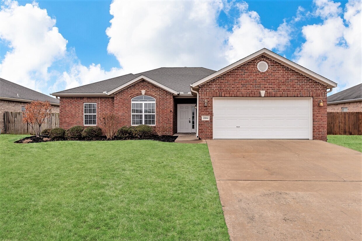 Foto principal - Bentonville Home! (March Move In)