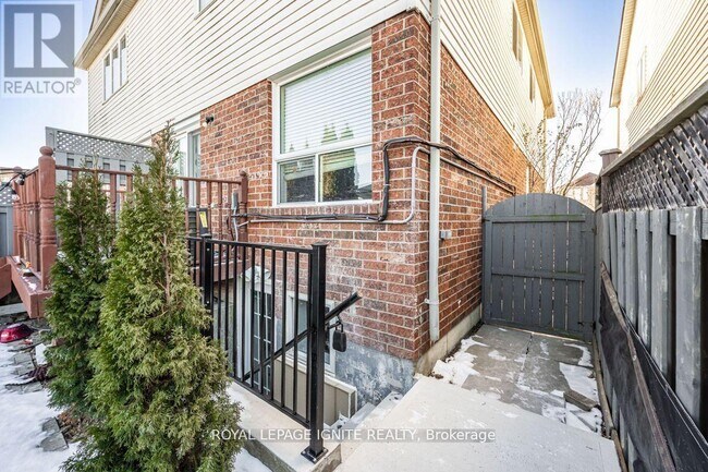 Building Photo - 8 Bunchberry Way