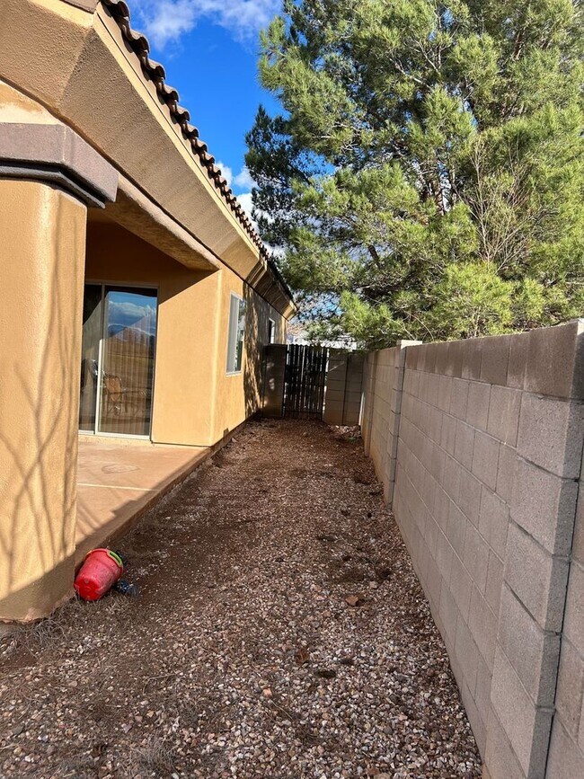 Building Photo - 3610 Cam Del Rancho