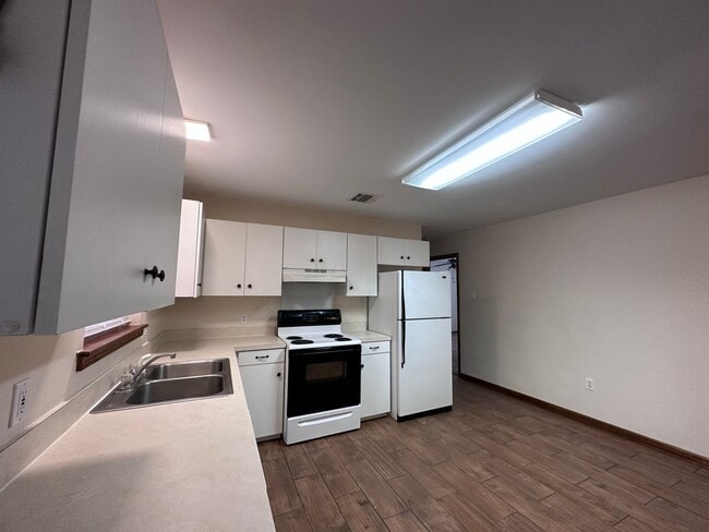 Building Photo - Great 3/2 Duplex!