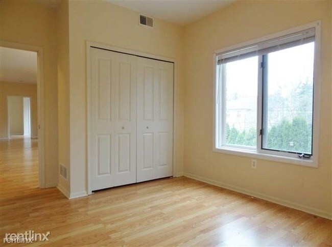 Foto del edificio - 2711 E Maple Rd