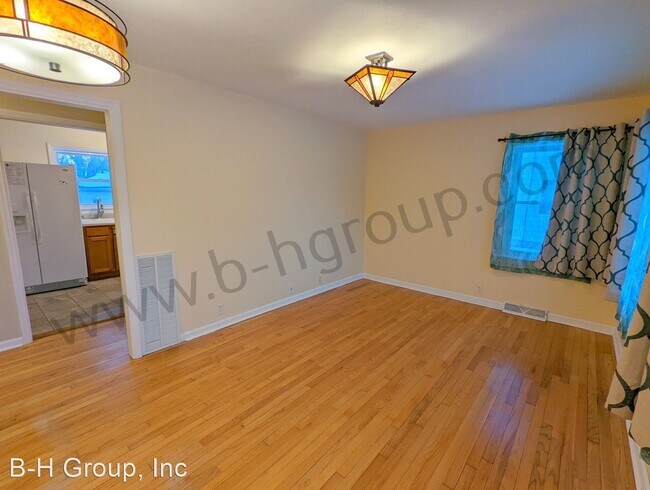 Building Photo - 3 br, 1 bath House - 11120 8th  Ave
