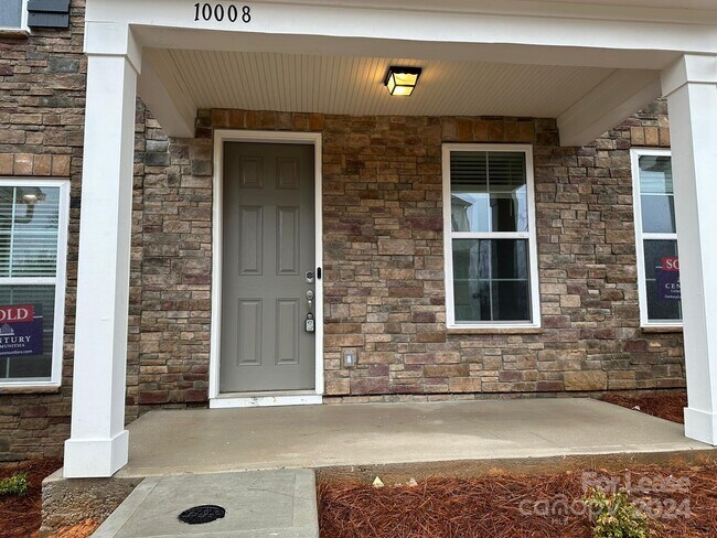 Building Photo - 10008 Hemingway Pl
