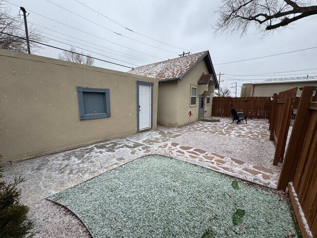 Foto del edificio - 512 W 10th St