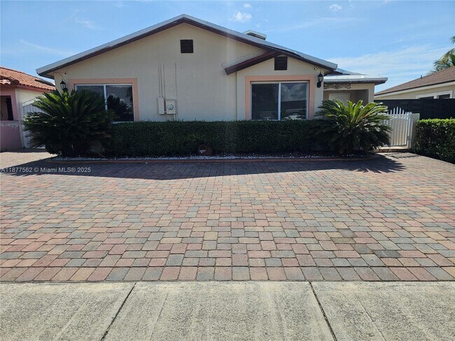 Building Photo - 17215 SW 115th Ave