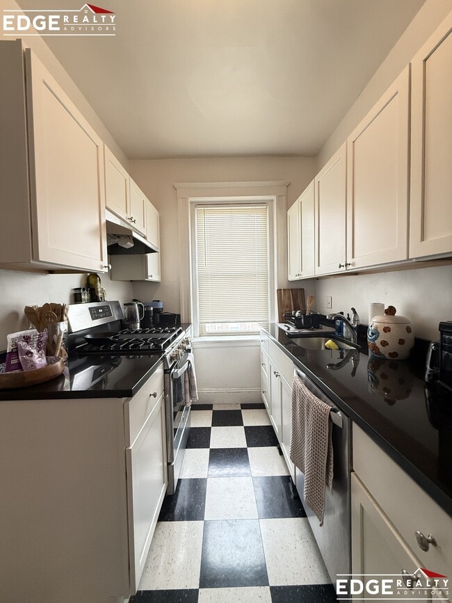 Building Photo - 130 Brainerd Rd