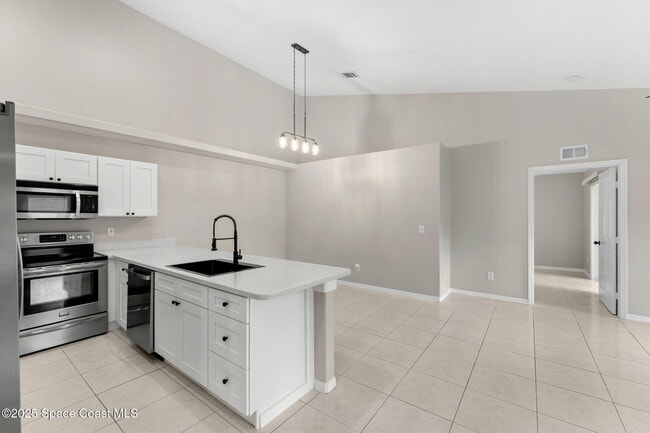 Building Photo - 158 Empress Ave