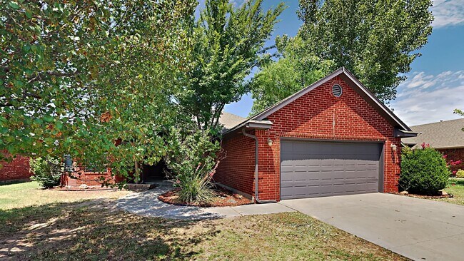 Building Photo - Beautiful 3 Bed 2 Bath Home in Moore Schools