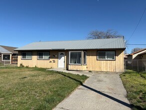 Building Photo - 136 J St NE