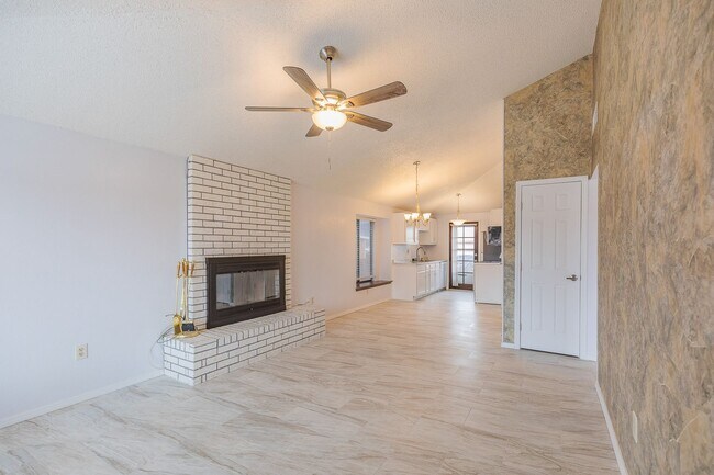 Foto del edificio - Comfortable 2 Bed 2 Bath - Pet Friendly & New Amenities!
