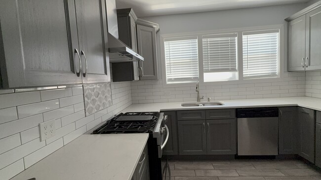 Kitchen - 4821 W George St