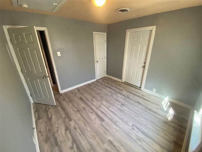 Foto del edificio - 2103 Holly Dr