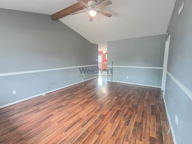 Building Photo - 3bed/2bath house with fenced backyard
