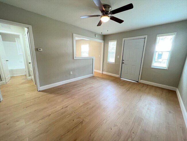 Building Photo - Renovated 2 Bedroom Jacksonville Heights A...