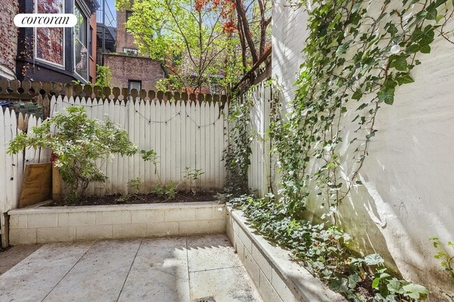 Building Photo - 58 Perry St