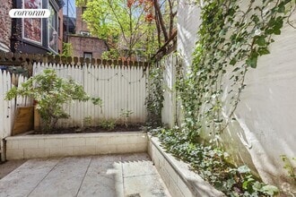 Building Photo - 58 Perry St