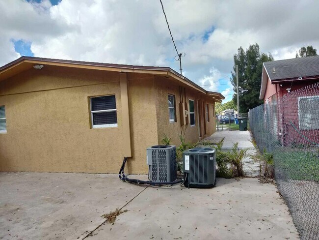 Building Photo - 520 N 26th St
