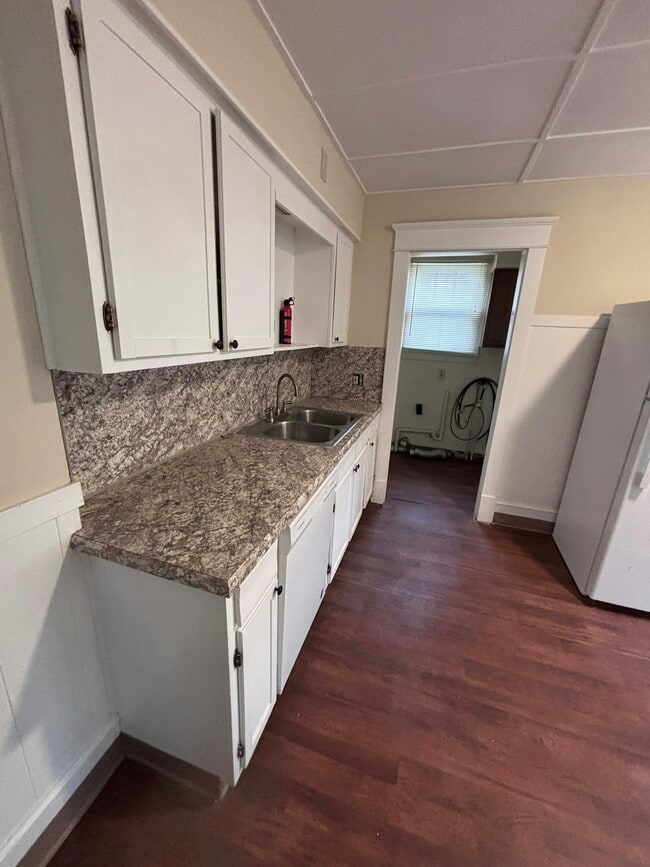 Building Photo - 363 N Maple Ave