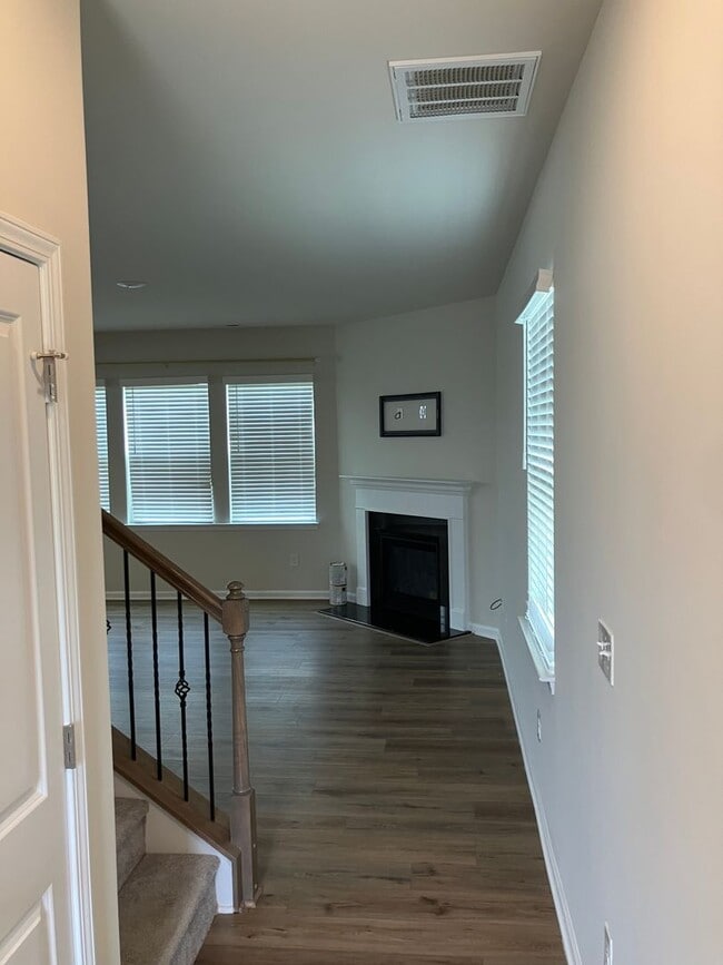 Building Photo - Beautiful Like new 3 bedroom Home in Gambi...