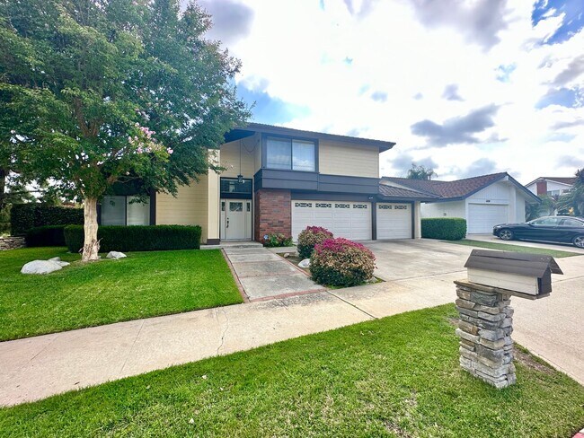 Foto del edificio - Large Mabury Ranch Home with Pool and 3 Ca...