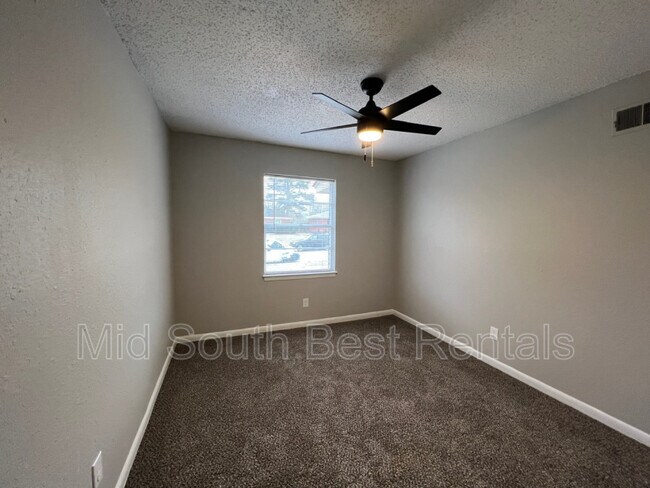 Building Photo - 856 Hackberry Ln