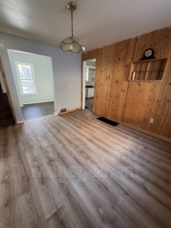 Building Photo - 8 Laurel St