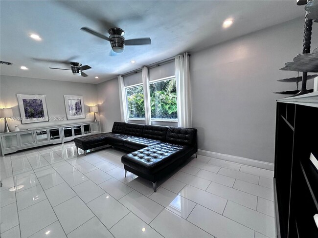 Foto del edificio - 1040 NE 180th Terrace