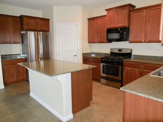 Foto del edificio - Spacious House w/Tons of Storage,Tile & Wo...