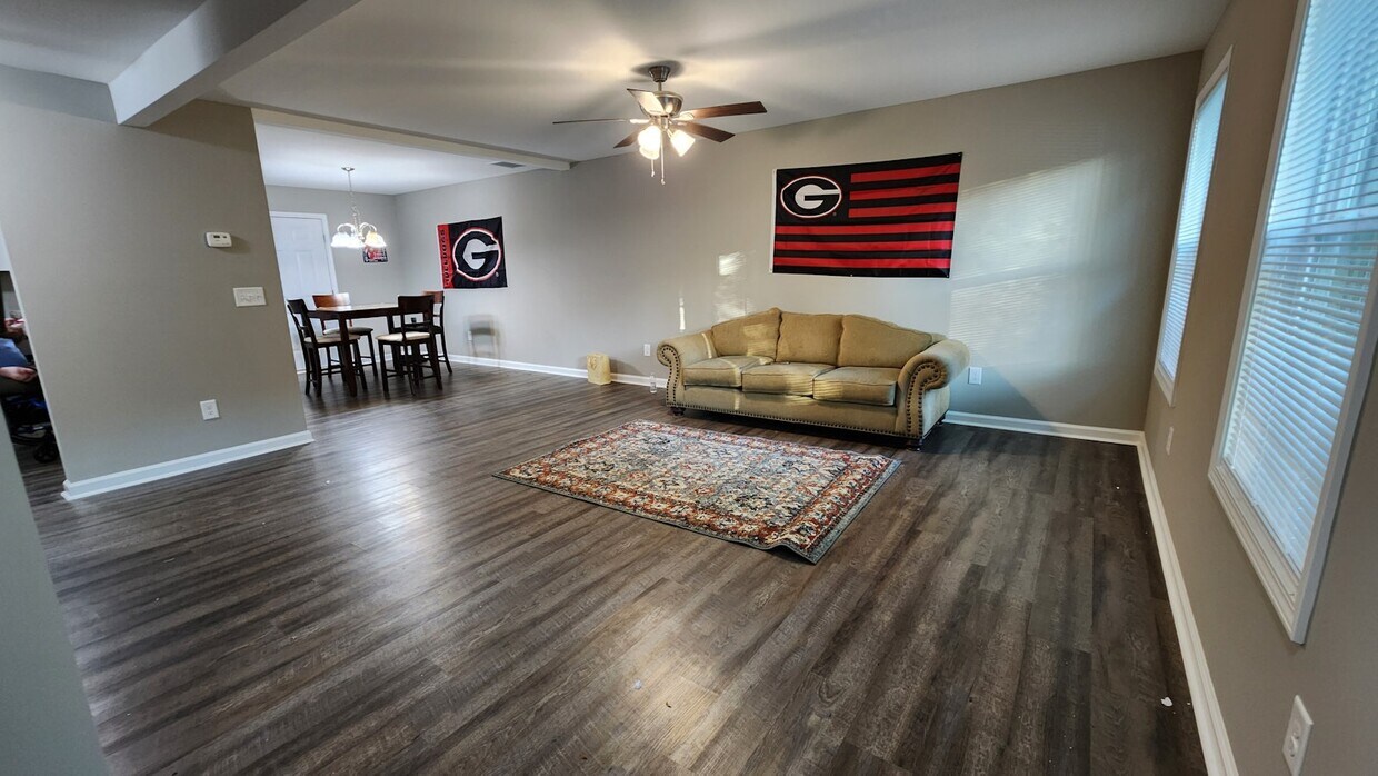 Foto principal - 362 Washington Dr