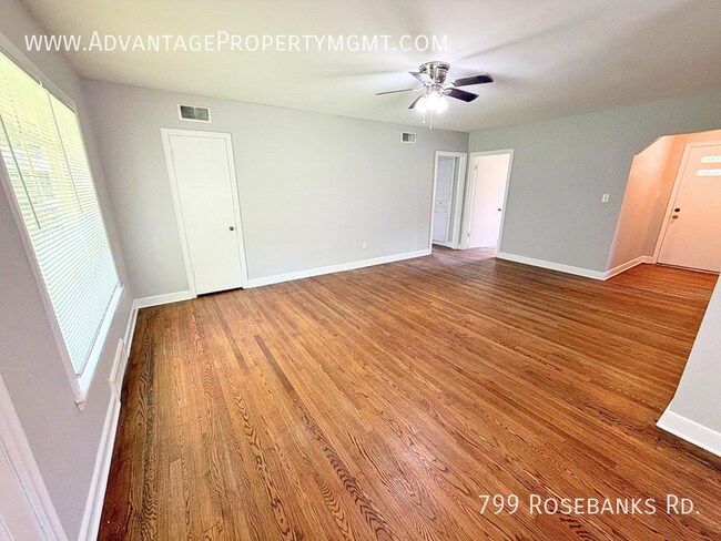 Foto del edificio - 799 Rosebanks Rd