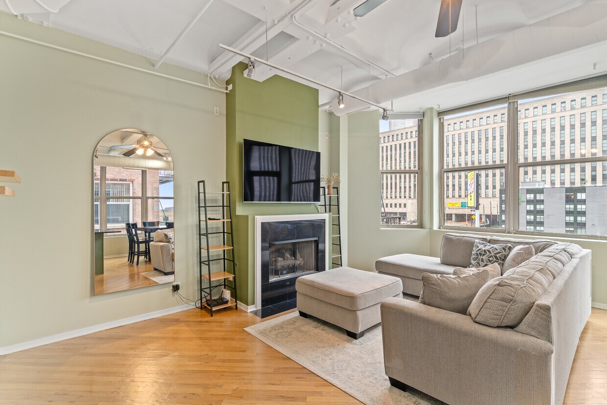 Primary Photo - 500 S Clinton St
