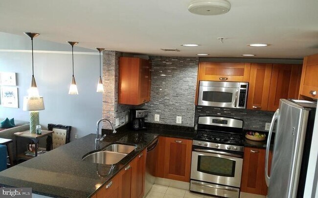 Foto del edificio - 2451 Midtown Ave