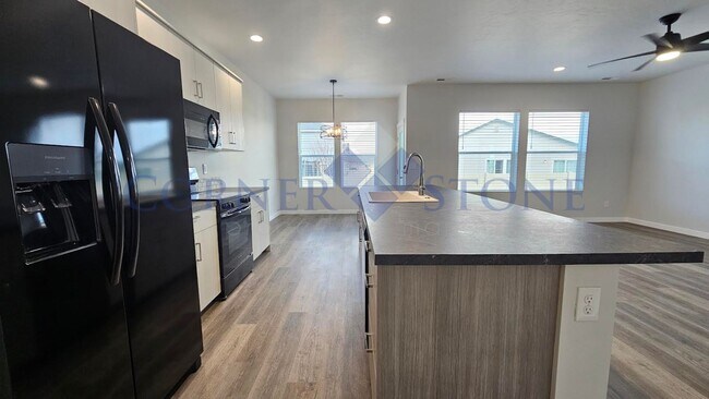 Building Photo - FIRST MONTH RENT FREE WITH FLEXIBLE LEASE ...
