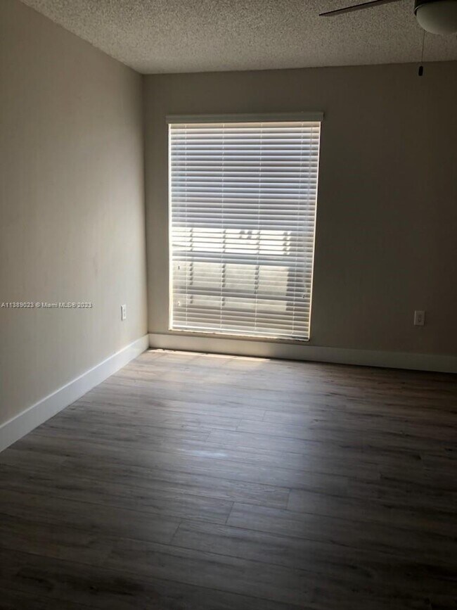 Foto del edificio - 7100 Fairway Dr